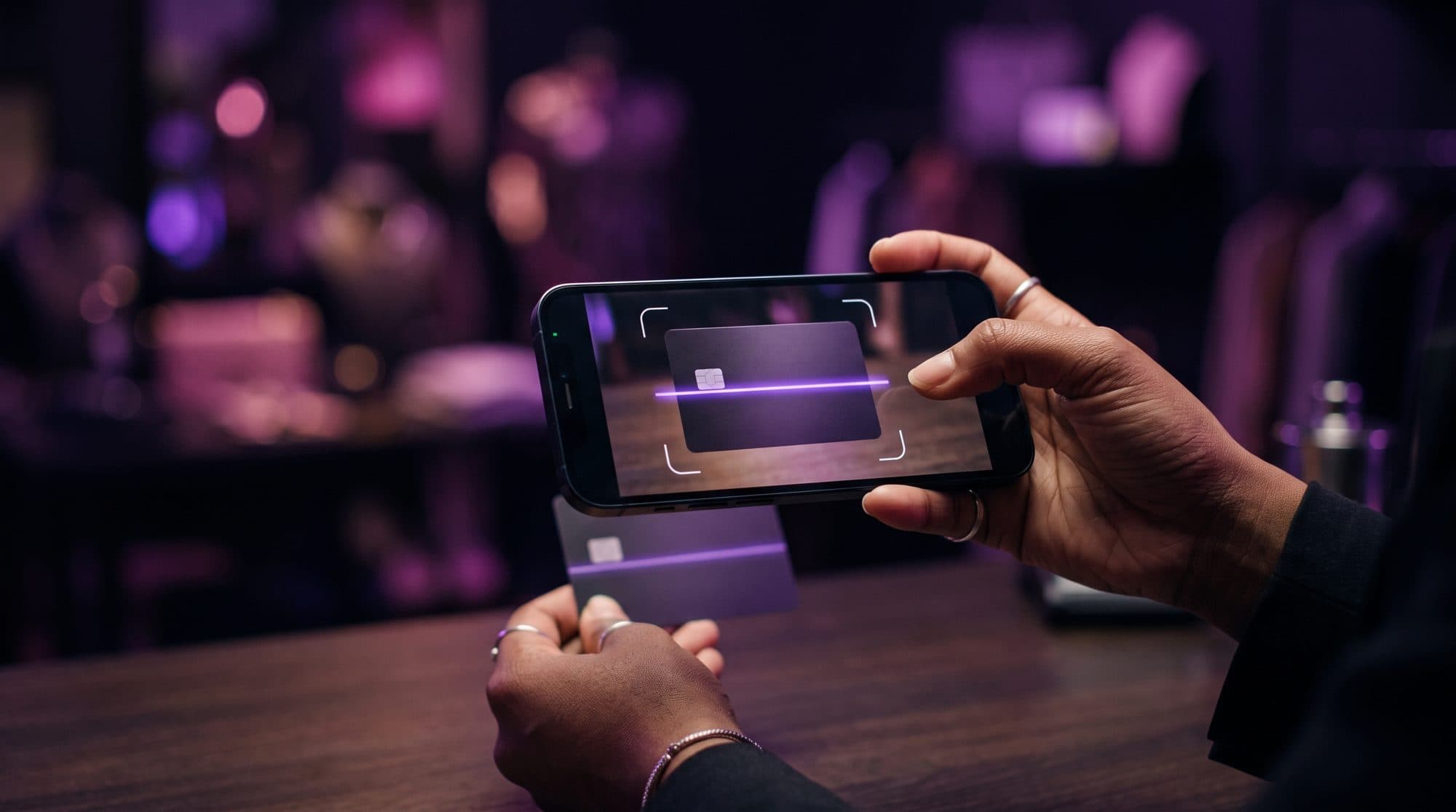 Comerciante escaneando una tarjeta con el celular